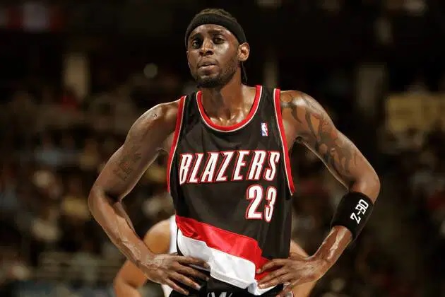 This image has an empty alt attribute; its file name is NBA-Darius-Miles-04.jpg