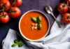 Домашна супа од домати со босилек