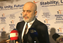 Рама лут на Албанците од Македонија кои му протестираа во Тирана
