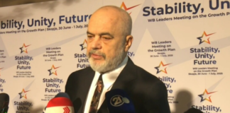 Рама лут на Албанците од Македонија кои му протестираа во Тирана