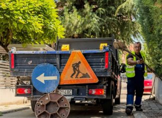 ФОТО: Се чистат шахтите и сливниците, Град Скопје подготвен за најавеното силно невреме