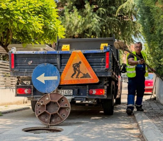 ФОТО: Се чистат шахтите и сливниците, Град Скопје подготвен за најавеното силно невреме