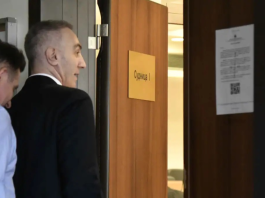 (ФОТО) Артан Груби влезе во судница: Му се суди за криминал во „Државна лотарија“