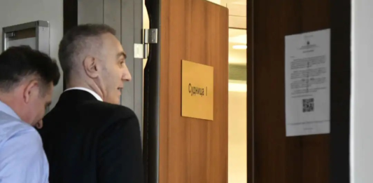(ФОТО) Артан Груби влезе во судница: Му се суди за криминал во „Државна лотарија“
