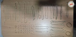 Тетовец фатен во обид да криумчари златен накит вреден 4 милиони денари, го сокрил во перница за врат