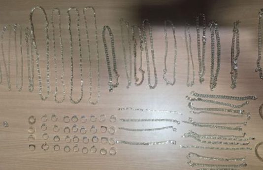 Тетовец фатен во обид да криумчари златен накит вреден 4 милиони денари, го сокрил во перница за врат